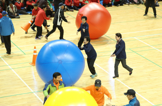 1일 오후 세종시 조치원읍 세종시민체육관에서 열린 어르신생활체육대회에서 어르신들이 공굴리기를 하며 즐거운 시간을 보내고 있다.